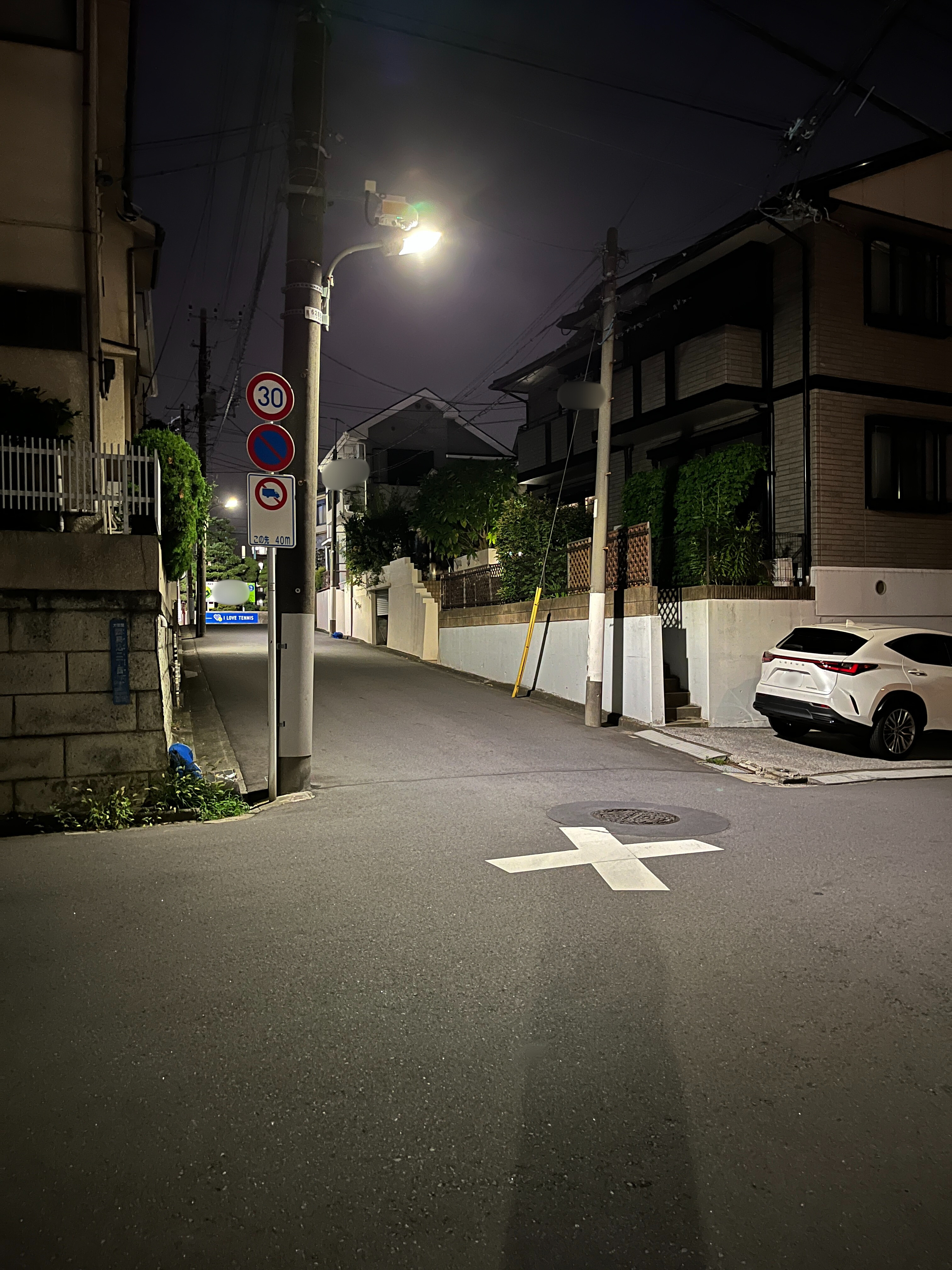 坂を抜けて突き当りへ