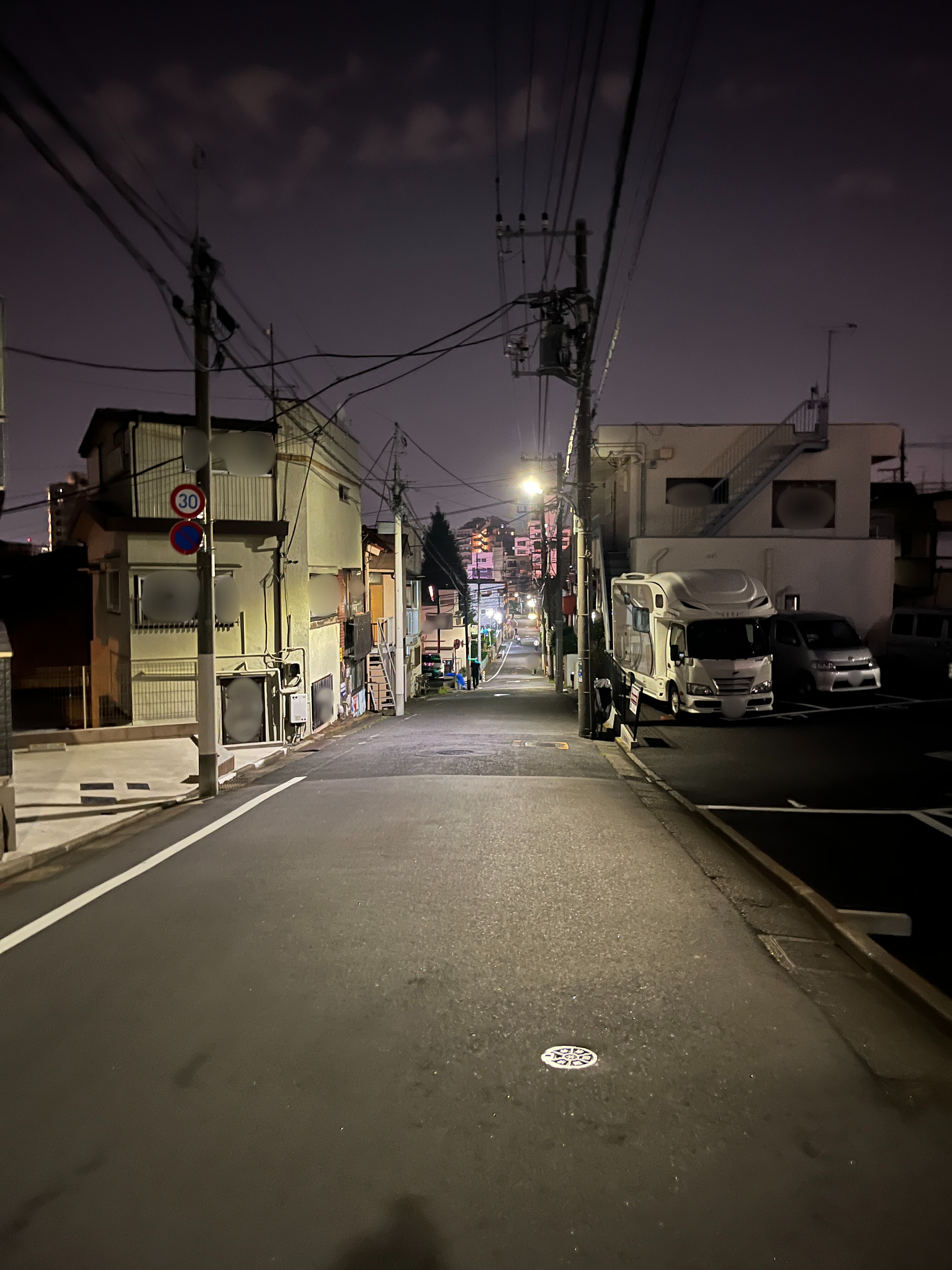 坂を上った位置から逆側を見た画像