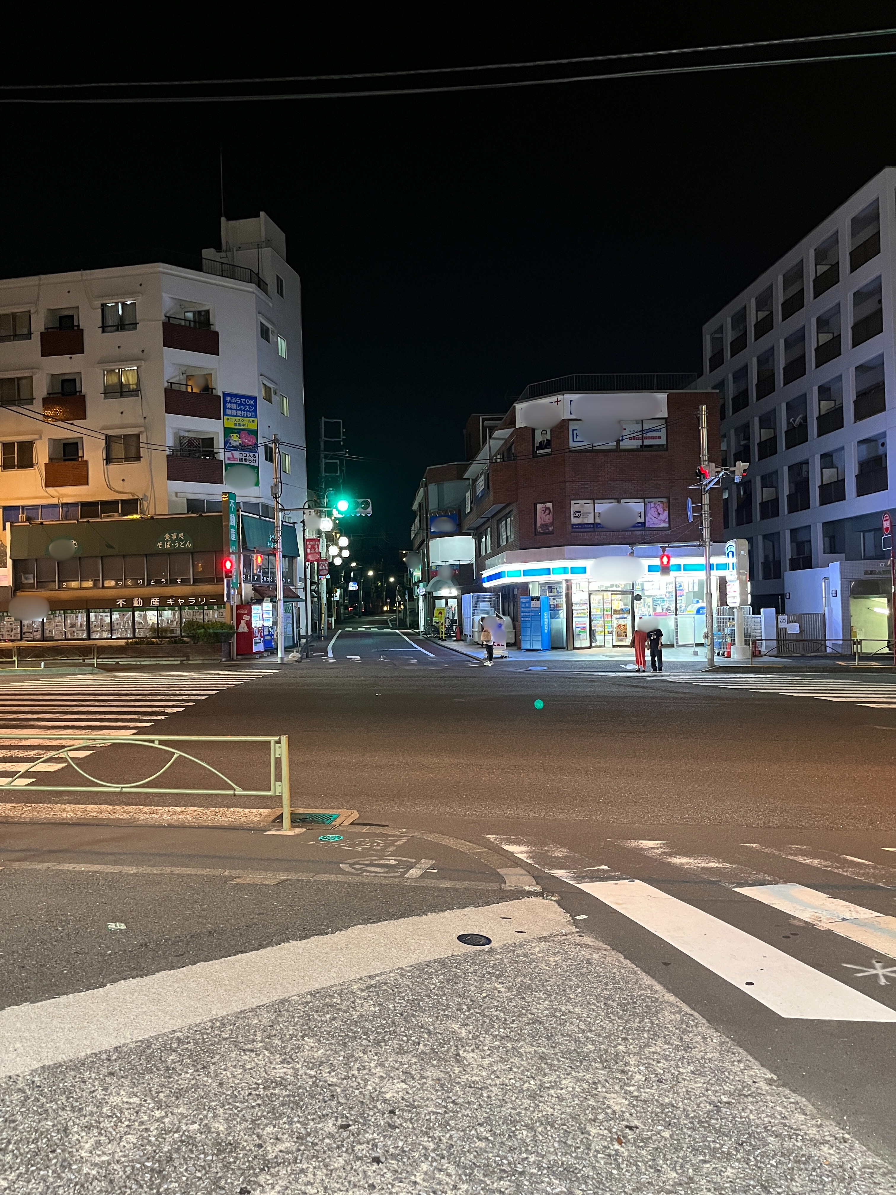 南口を出てすぐの交差点